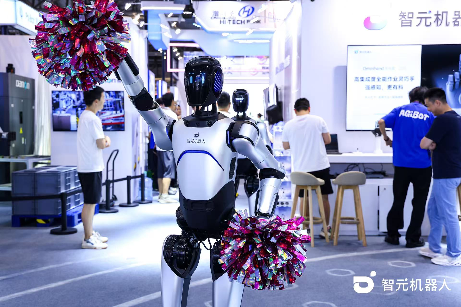 海洋之神590线路机器人 WAIC 首日展台火爆，机器人家族集体打工忙不停